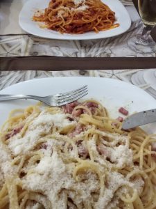 Carbonara špagety a dezert krém Brulee